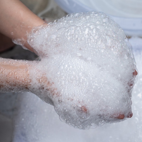 What are the specifications for sodium carboxymethyl cellulose (CMC) used in laundry detergents? What dosage is recommended?