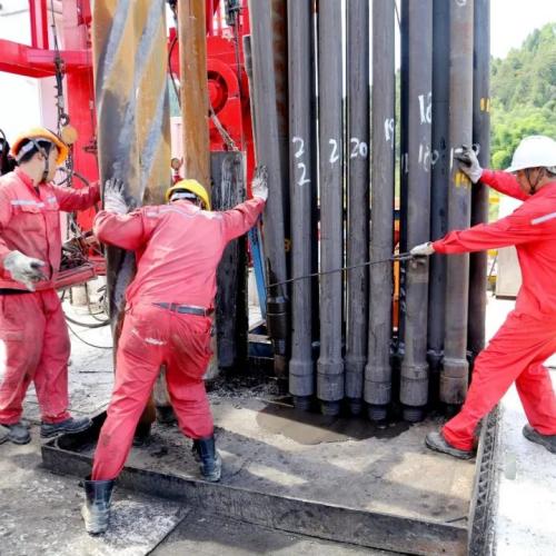 In oil drilling operations, which chemical additives can be used to produce a higher-quality filter cake?